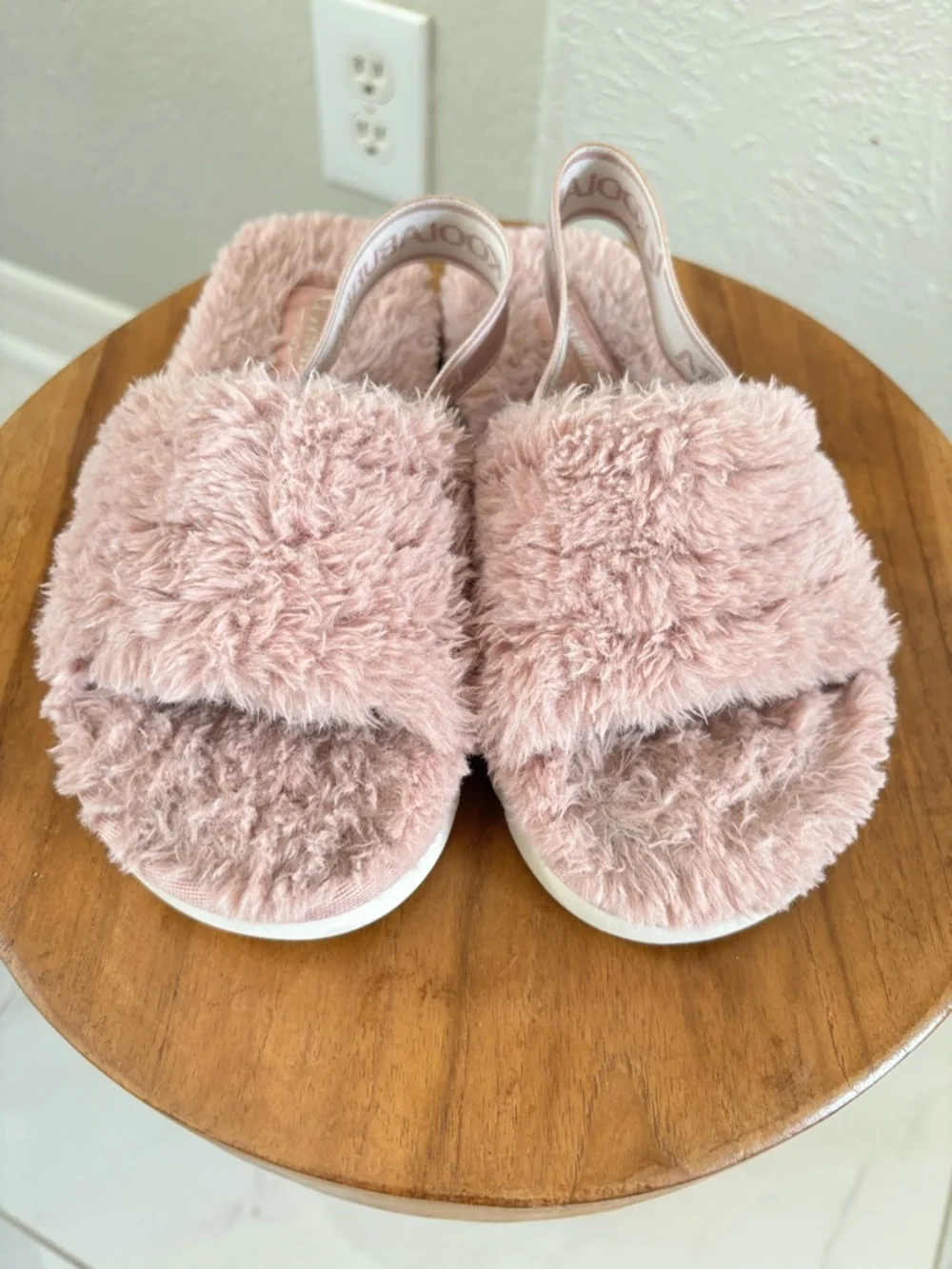 Koolaburra by UGG Pink Fuzzy Slide and cozy Sandals with Elastic Back Strap EUC